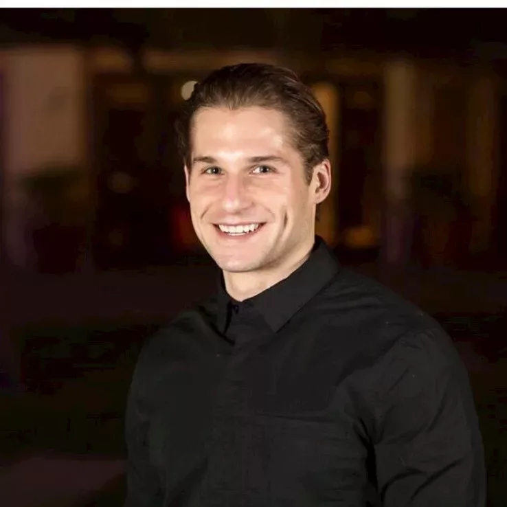 OUTFRONT Media: Employee Influencers with DSMN8 6 Max Siegelman, Social Media Director - Outfront Media